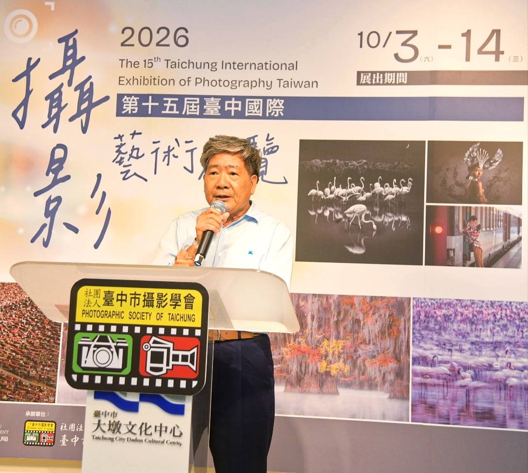 臺中市攝影學會何理事長於開幕式致詞。