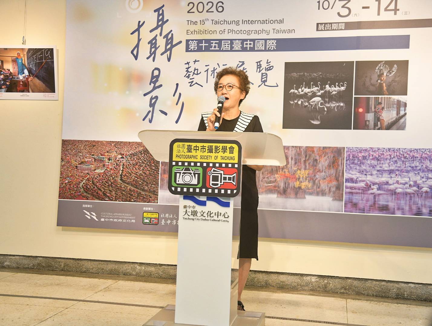 臺北市攝影學會總幹事於活動中致詞。
