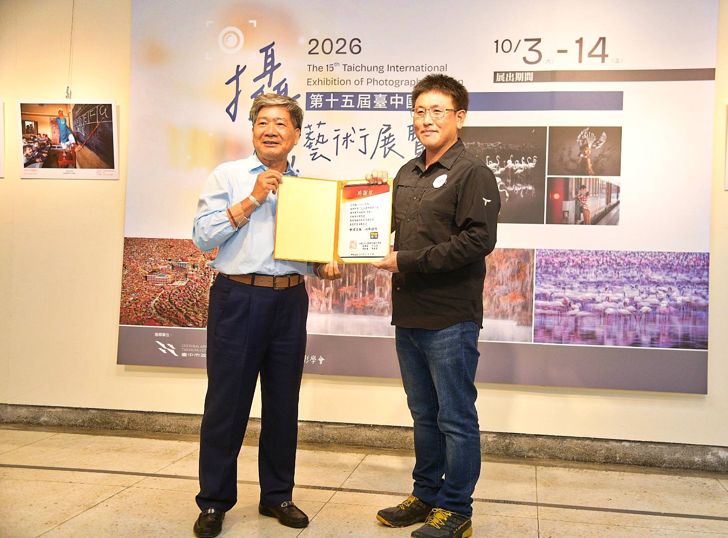臺中市攝影學會何理事長頒發獎狀。